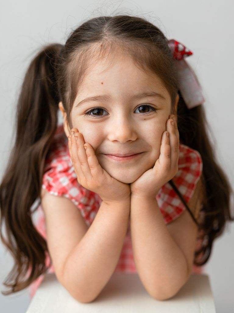 Kinderporträt Kita Dortmund mit neutralem weißen Hintergrund