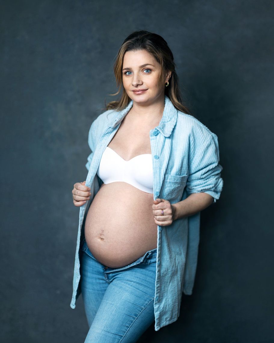 Schwangerschaft Fotografie minimalistische Studioaufnahme Babybauch in Bochum