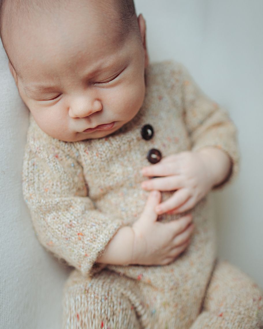 Newborn Fotografie Bochum – natürliches Babyfoto im Studio