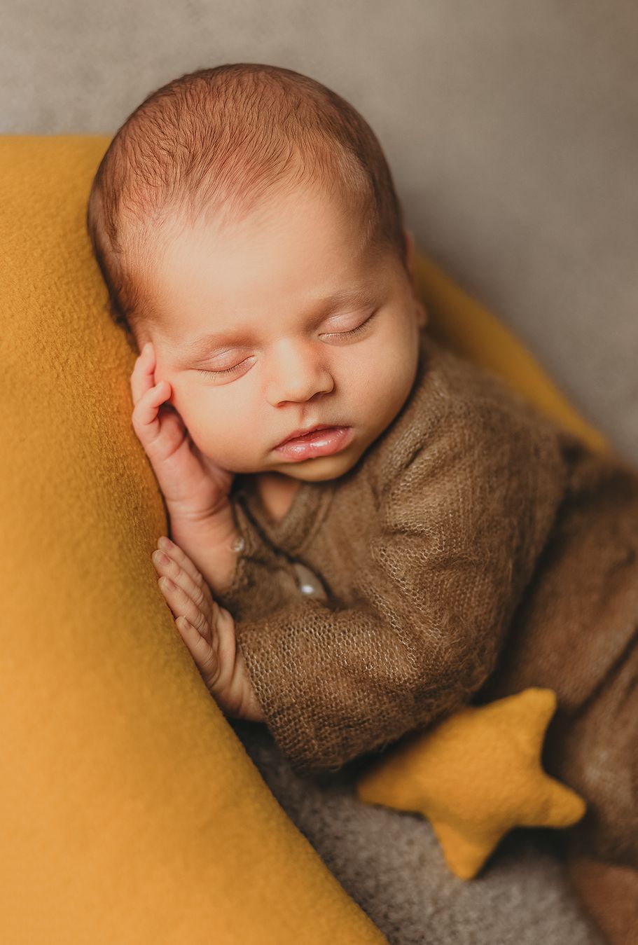 Feinfühlige Neugeborenenportraits mit Liebe zum Detail in Dortmund