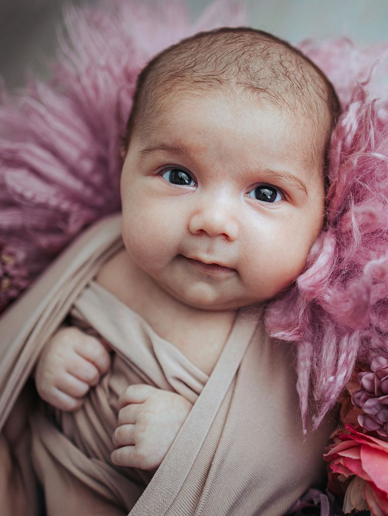 Newborn Shooting Dortmund - Waches Baby gepuckt auf weichem Flokati Fell