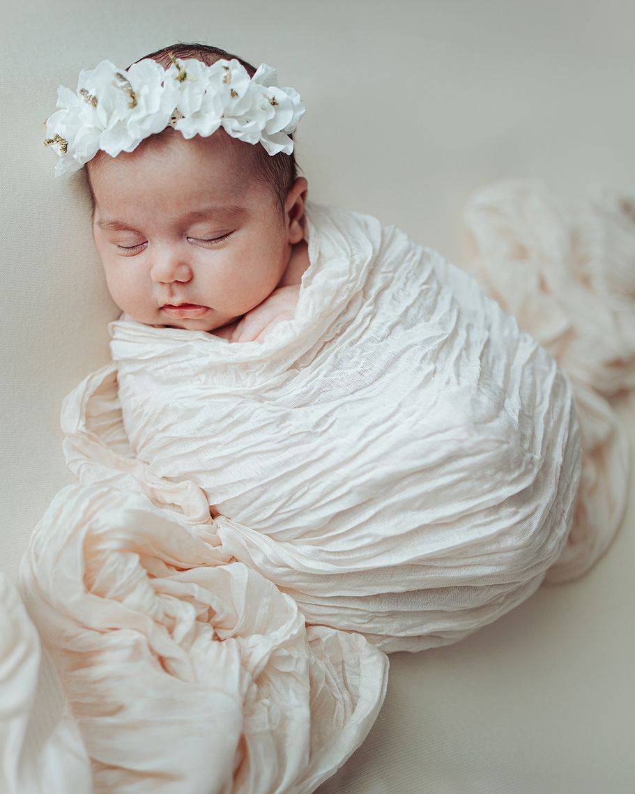 Babyfotos Castrop-Rauxel – Neugeborenes liebevoll eingewickelt