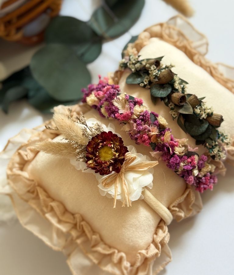 Natürliche Haarbänder aus getrockneten Blumen für Babyfotos in Dortmund