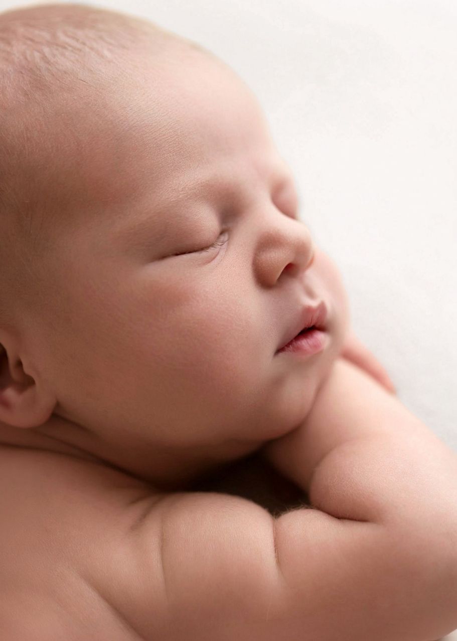 Detailaufnahme eines schlafenden Neugeborenen mit geschlossenen Augen