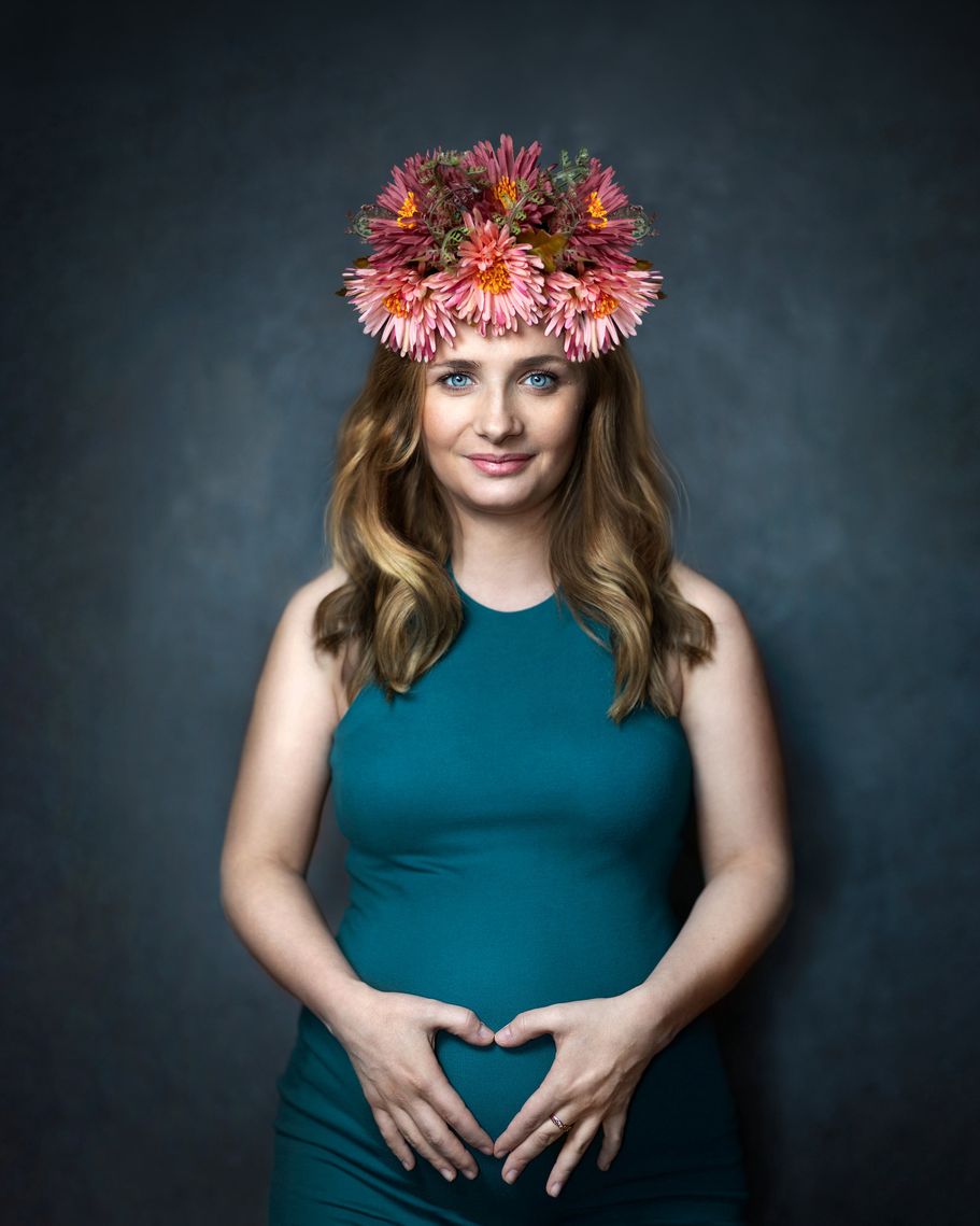 Emotionale Babybauch Fotos mit Babybauch und Händen Herz Pose