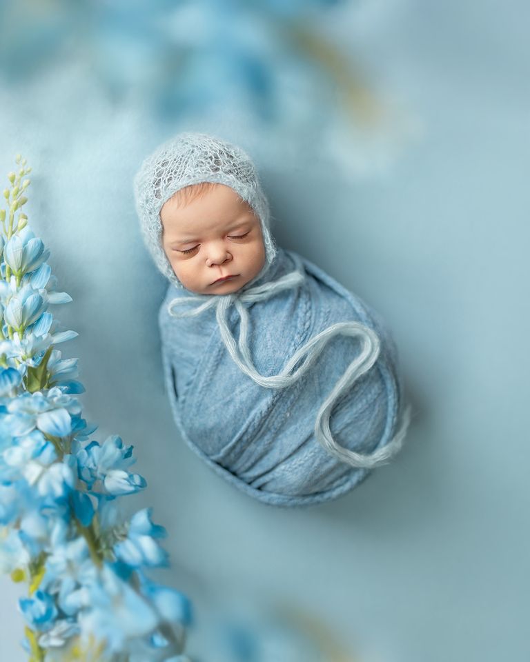 Wickelkind Baby mit Faschen Stoffschal umgewickelt – künstlerische Newborn Fotografie Dortmund