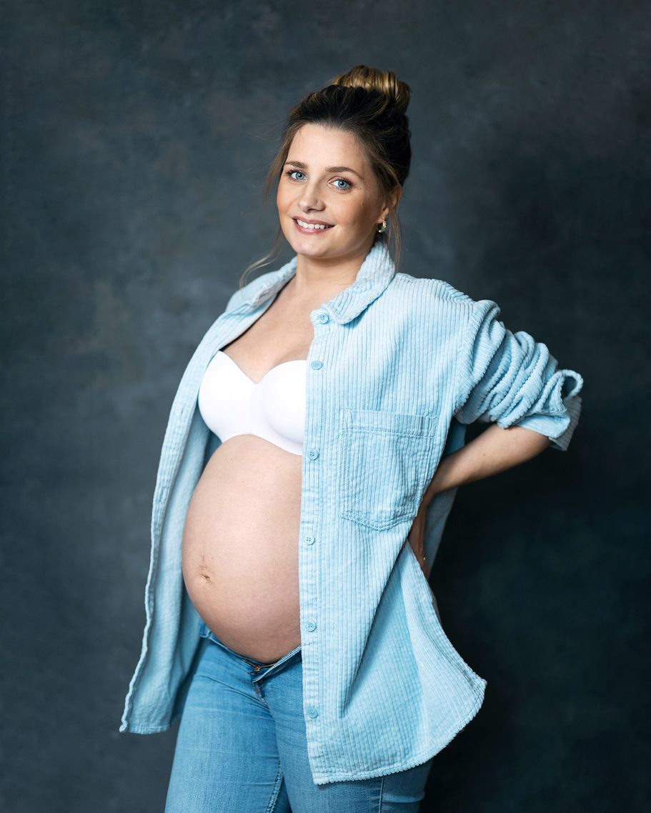 Schwangerschaft Fotografie minimalistische Studioaufnahme Babybauch Witten