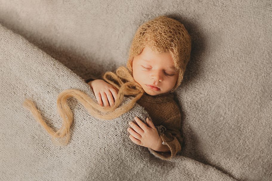 Baby Shooting Dortmund – Neugeborenes im Bettchen fotografiert