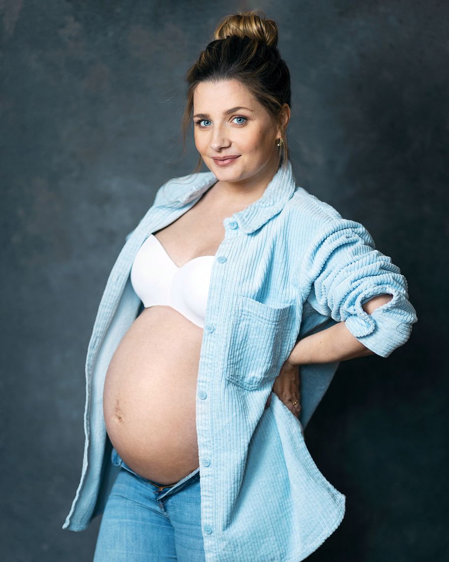 Schwangerschaft Fotografie minimalistische Studioaufnahme Babybauch in Dortmund