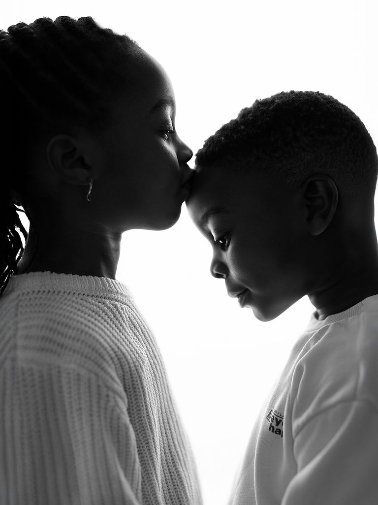 Geschwisterkinder Geschwister Porträt im Kindergarten vor neutralem Hintergrund