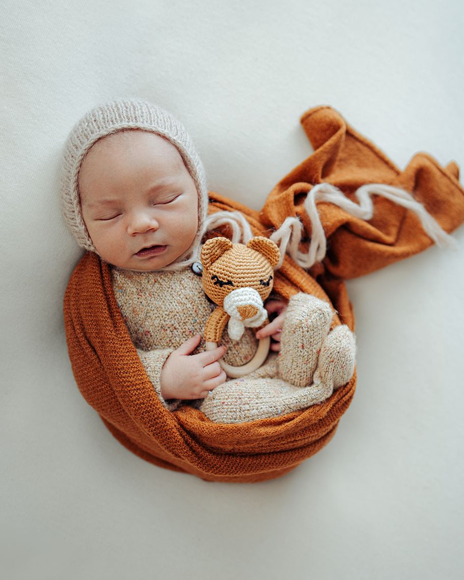 Neugeborenenbilder Bochum – schlafendes Baby mit Mütze