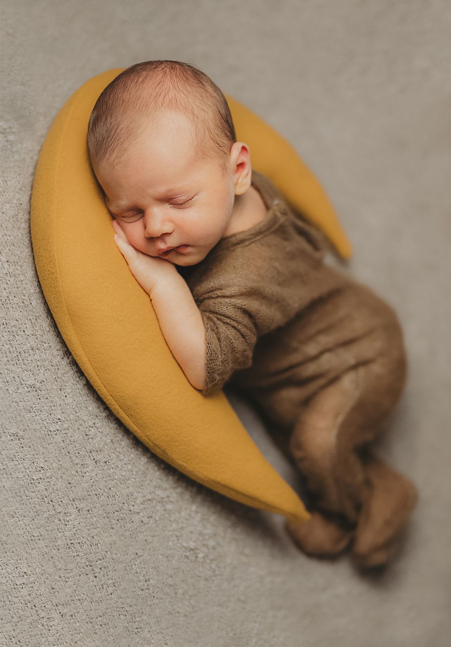 Babyfotografie Witten – schlafendes Neugeborenes im Studio