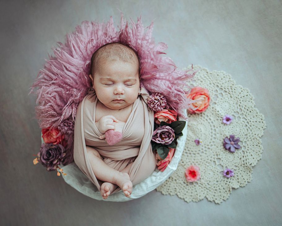 Babyfotograf Dortmund – Neugeborenes in Körbchen fotografiert