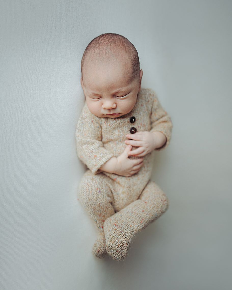 Newborn Fotos Witten – natürliches Babyportrait im Studio