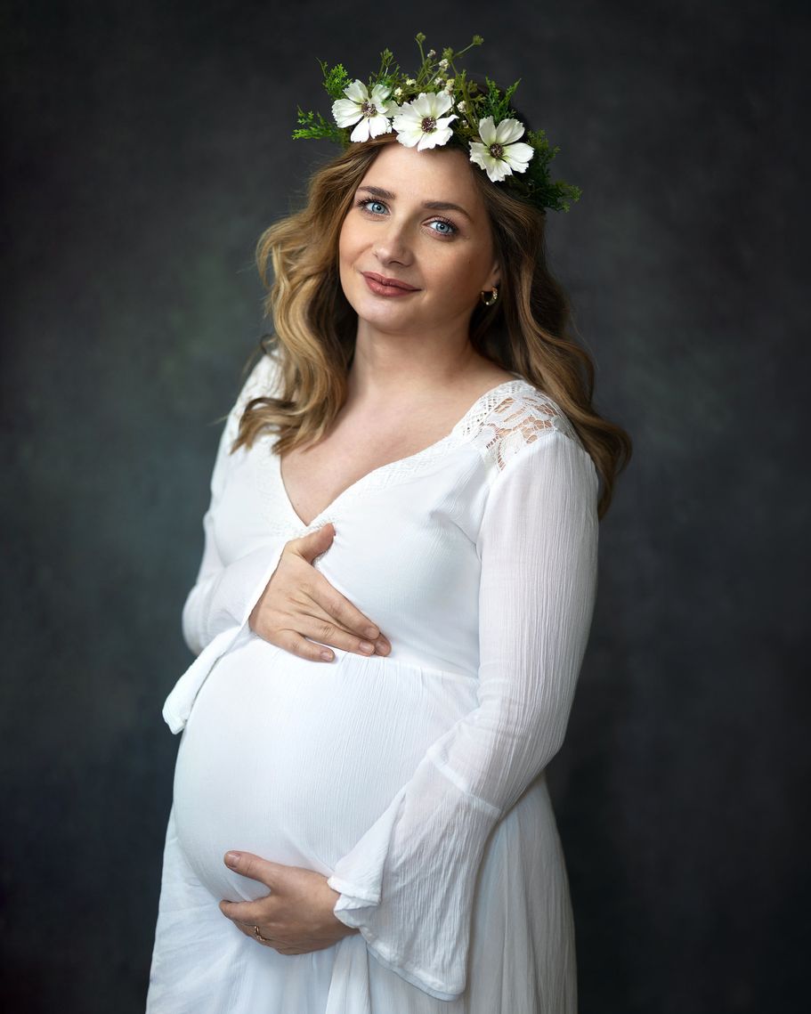 Babybauch Shooting Outfit weißes Kleid im Studio Fotoshooting